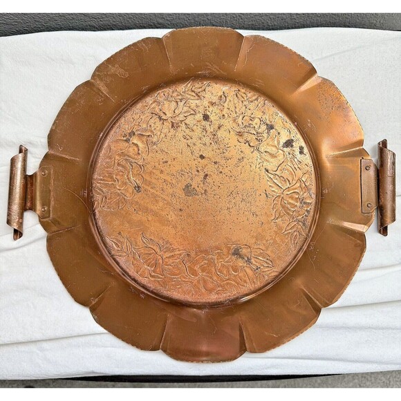 VINTAGE ANTIQUE BRASS ROUND VICTORIAN FLORAL SERVING DRINKS TRAY 13 inches - Picture 2 of 7